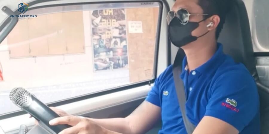 đeo tai nghe khi đi xe máy bị phạt