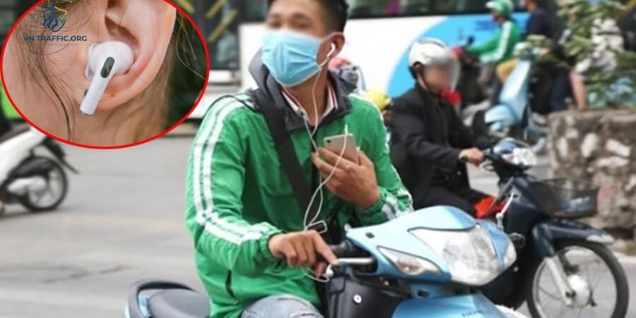 đeo tai nghe khi đi xe máy bị phạt