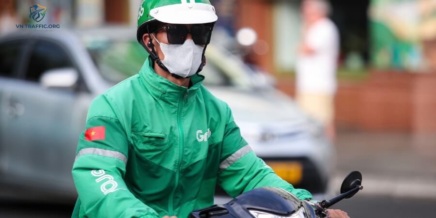 đeo tai nghe khi đi xe máy bị phạt