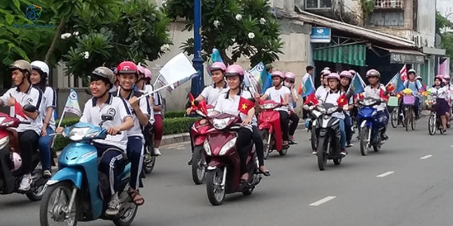 chưa đủ tuổi lái xe phạt bao nhiêu