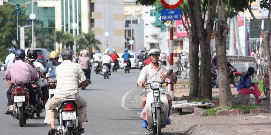xe máy đi ngược chiều phạt bao nhiêu