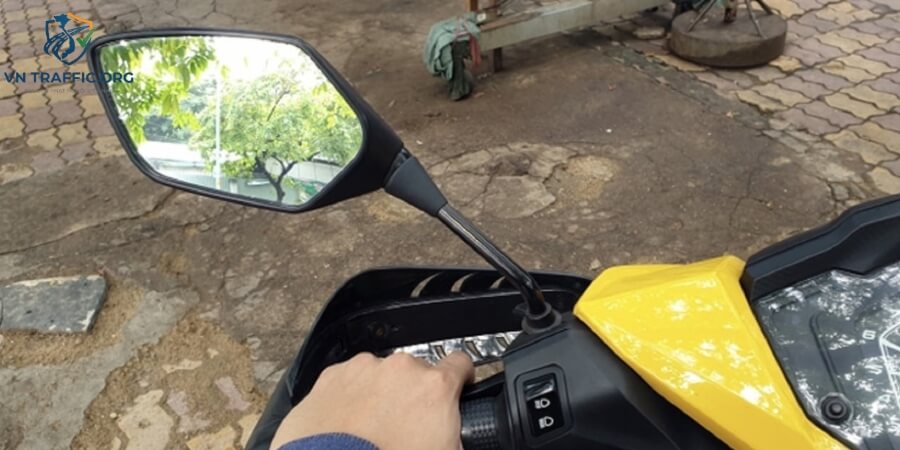 xe máy 1 gương có bị phạt không