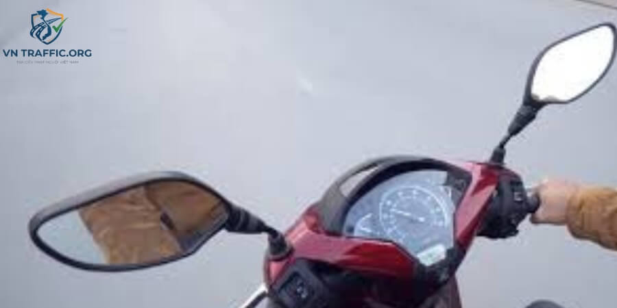 xe máy 1 gương có bị phạt không