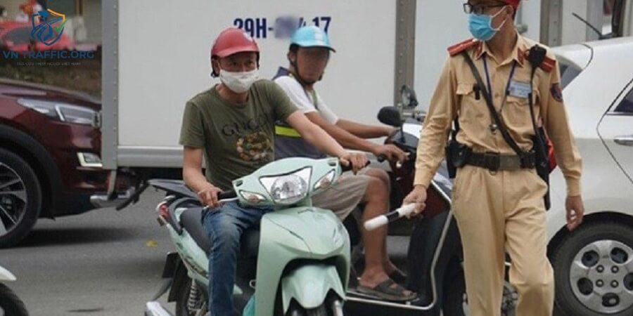 xe máy 1 gương có bị phạt không