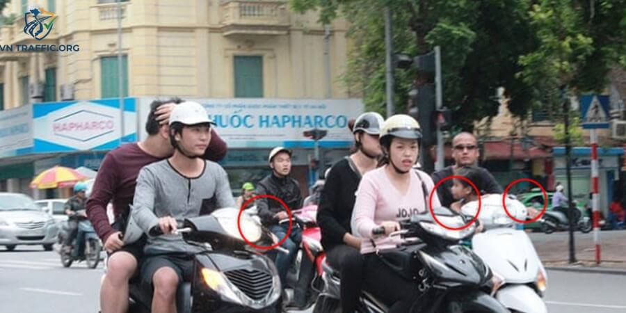 xe máy 1 gương có bị phạt không