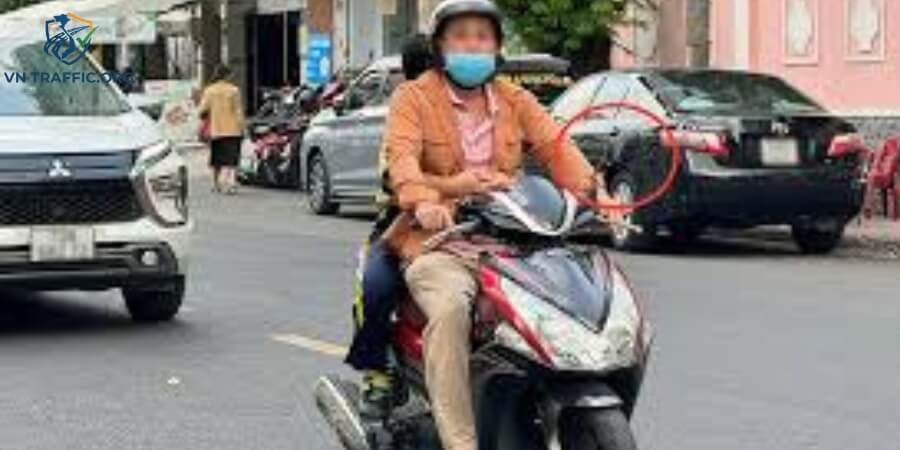 xe máy 1 gương có bị phạt không