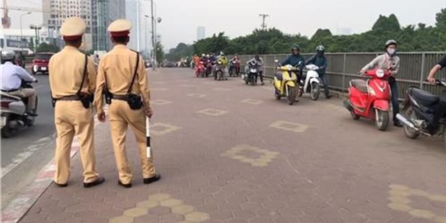 dắt bộ xe máy có bị phạt