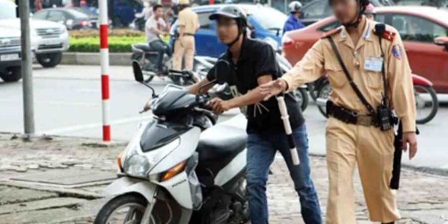 dắt bộ xe máy có bị phạt