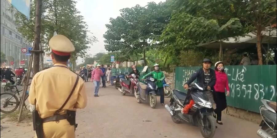 dắt bộ xe máy có bị phạt