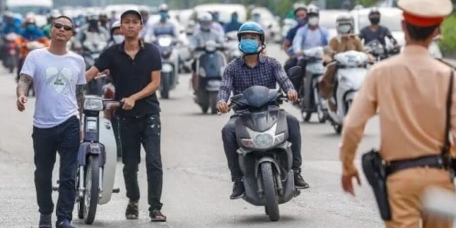 dắt bộ xe máy có bị phạt