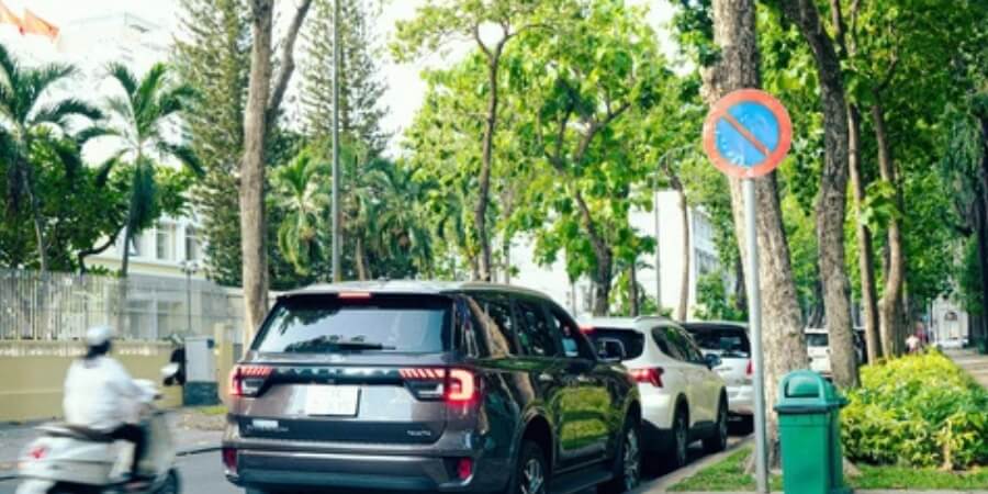 đậu xe trong hẻm có bị phạt không