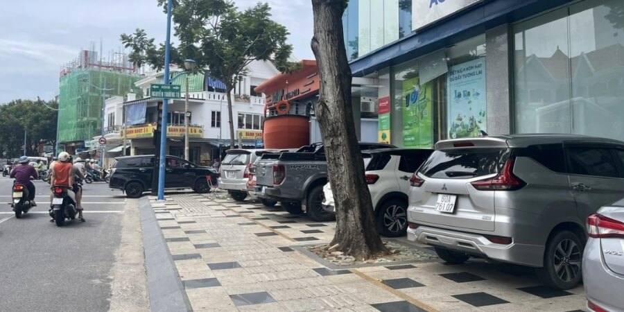 đậu xe trong hẻm có bị phạt không