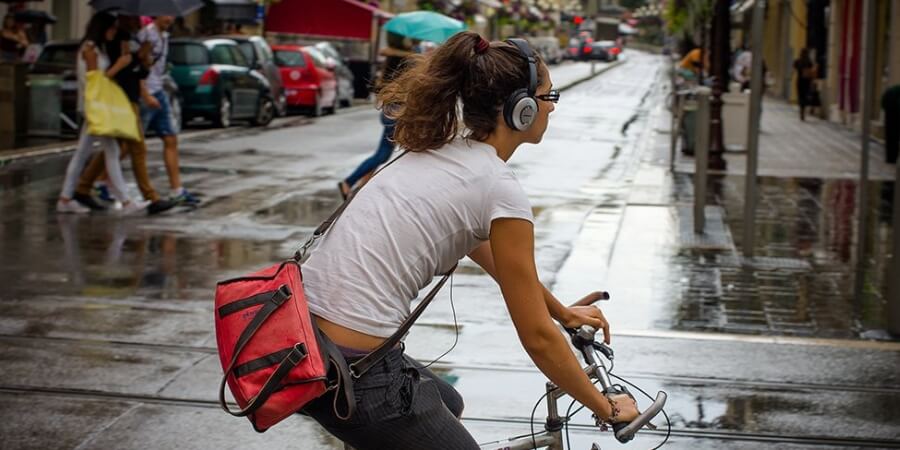 đi xe đạp đeo tai nghe có bị phạt không