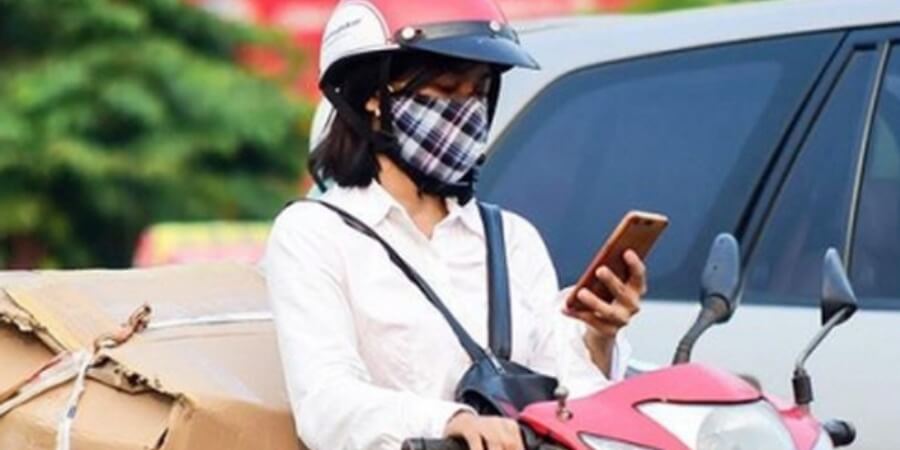 gắn điện thoại trên xe máy có bị phạt