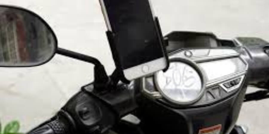 gắn điện thoại trên xe máy có bị phạt