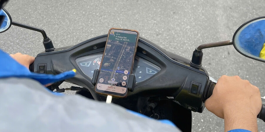 gắn điện thoại trên xe máy có bị phạt