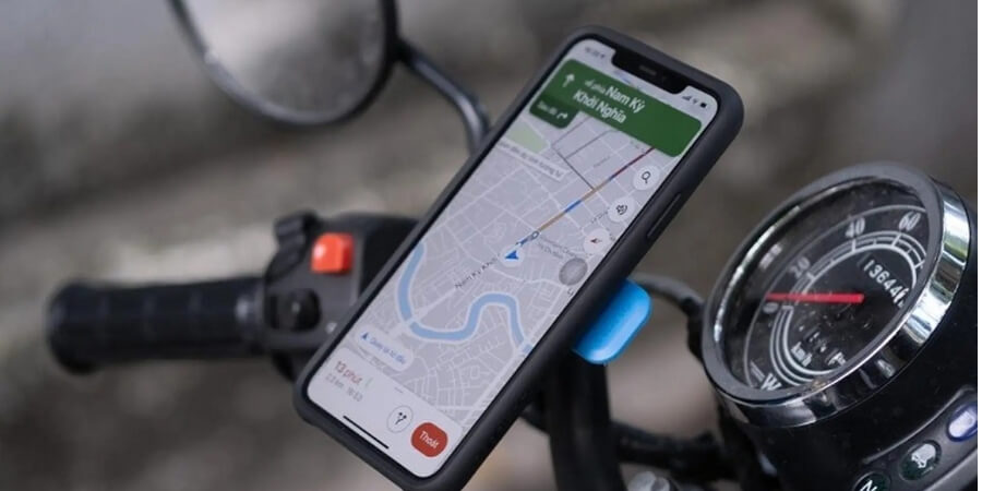 gắn điện thoại trên xe máy có bị phạt