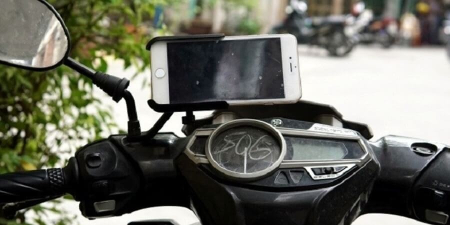 gắn điện thoại trên xe máy có bị phạt