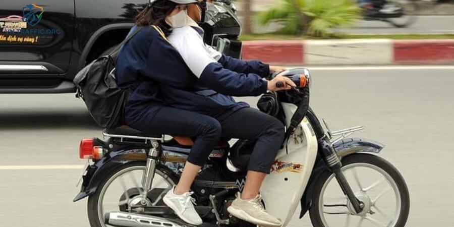 không đủ tuổi lái xe 50cc phạt bao nhiêu