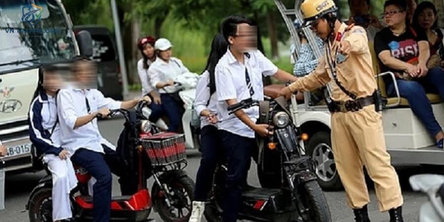 không đủ tuổi lái xe 50cc phạt bao nhiêu