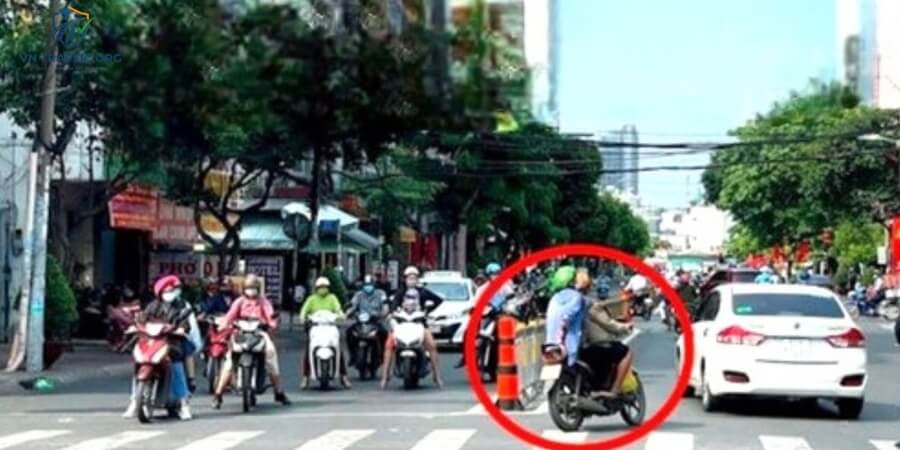 lỗi quay đầu xe máy phạt bao nhiêu