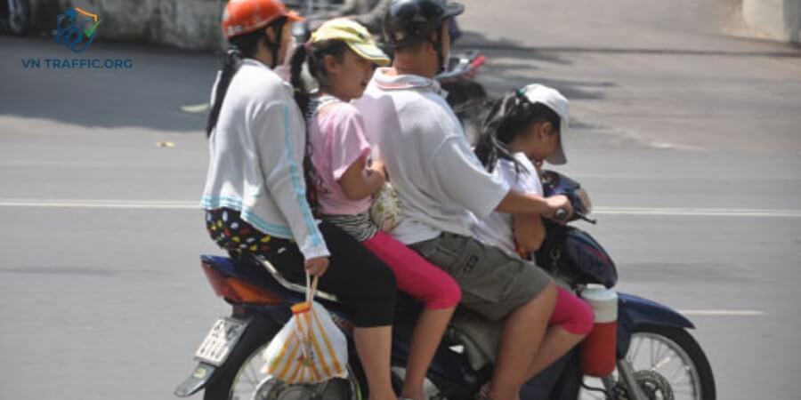 lỗi chở quá số người xe máy