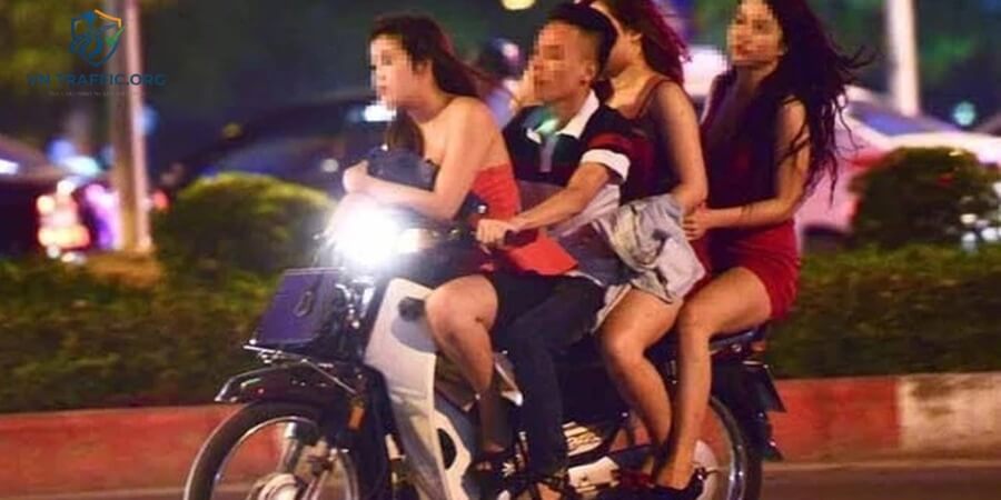 lỗi chở quá số người xe máy