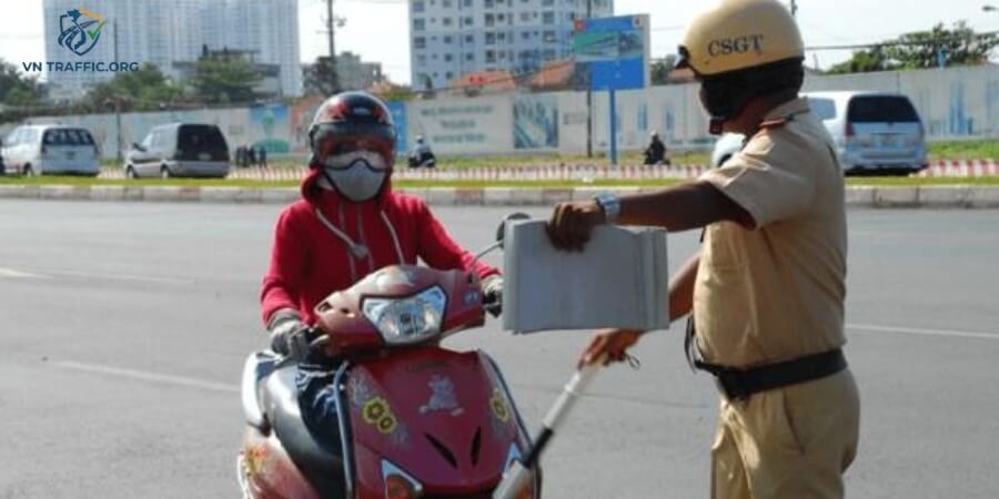 lỗi chuyển làn không xi nhan xe máy