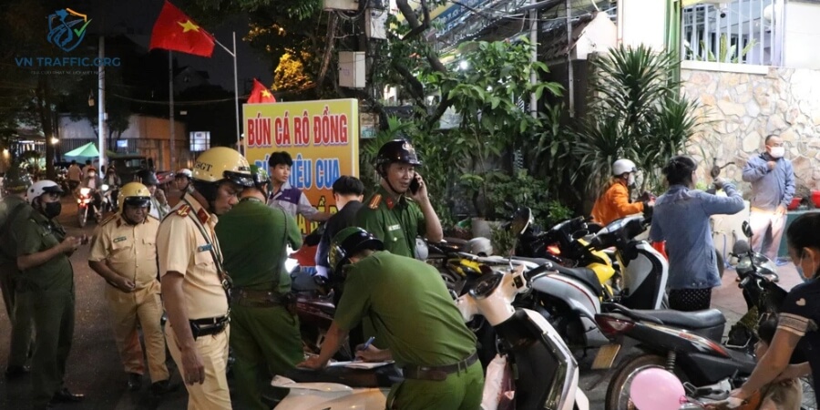 lỗi dừng đỗ xe máy dưới lòng đường