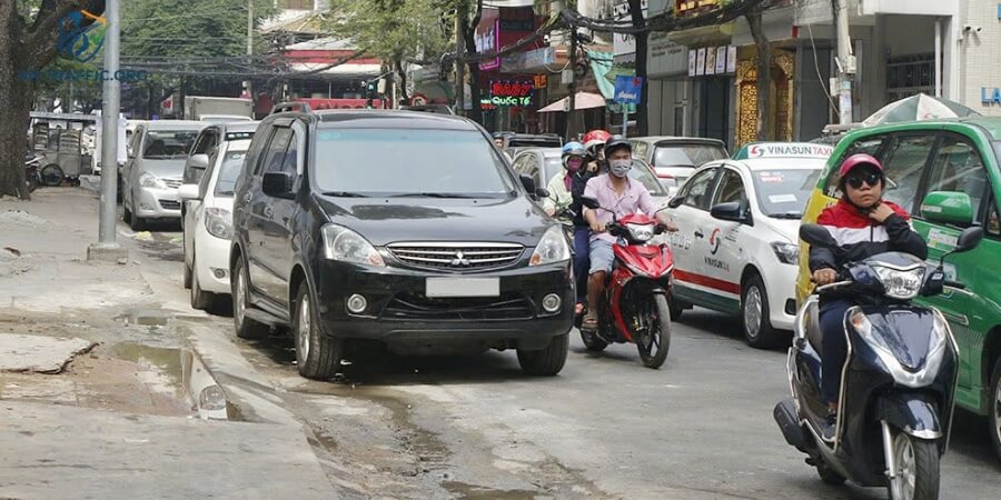 lỗi dừng đỗ xe máy dưới lòng đường