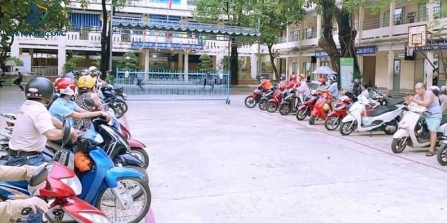 lỗi dừng đỗ xe máy dưới lòng đường