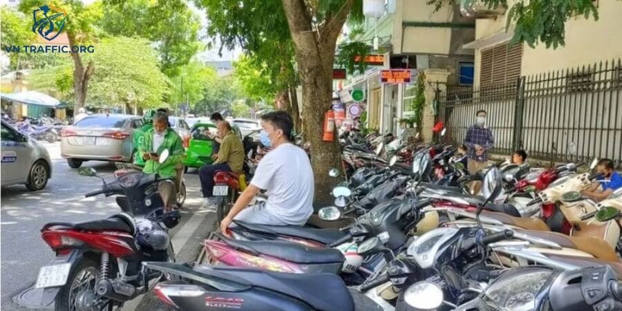 lỗi đi xe máy trên vỉa hè
