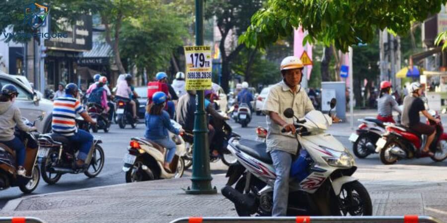 lỗi đi xe máy trên vỉa hè