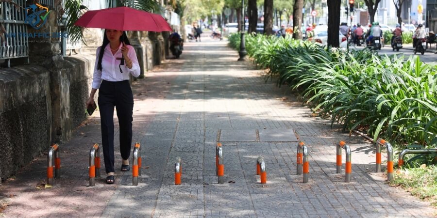 lỗi đi xe máy lên vỉa hè