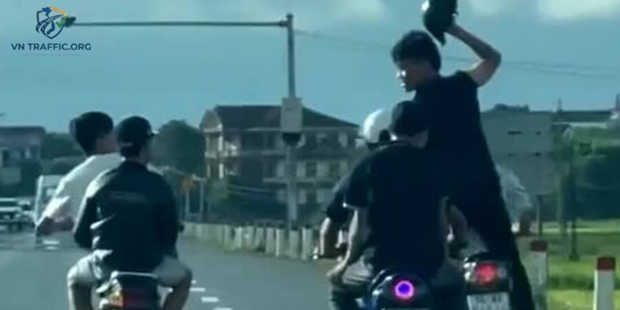 lỗi dừng đỗ xe máy dưới lòng đường