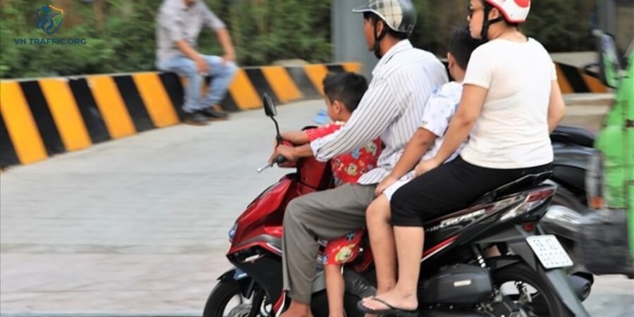 lỗi không đội mũ bảo hiểm khi đi xe máy