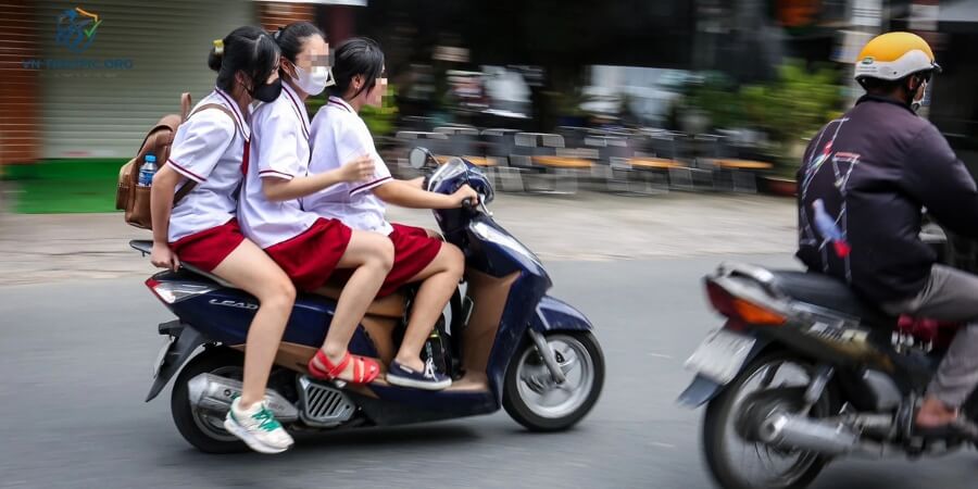 lỗi không đội mũ bảo hiểm khi đi xe máy