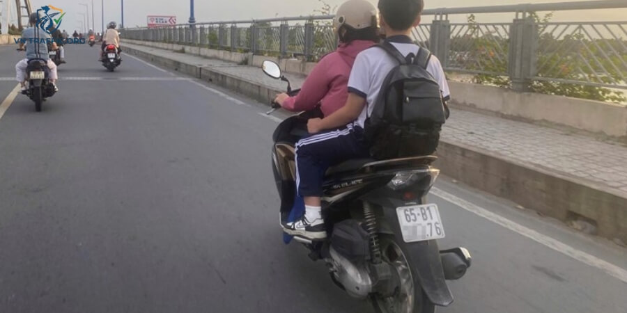 lỗi không đội mũ bảo hiểm khi đi xe máy