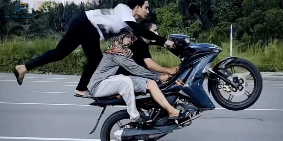 lỗi lạng lách đánh võng xe máy