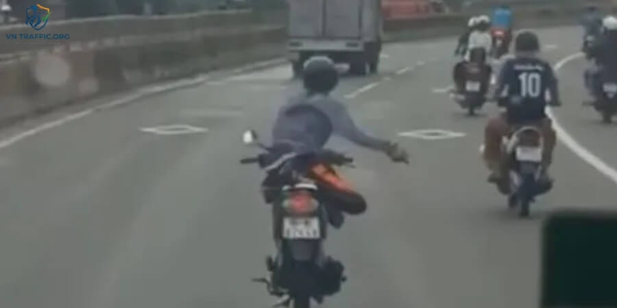 lỗi lạng lách đánh võng xe máy