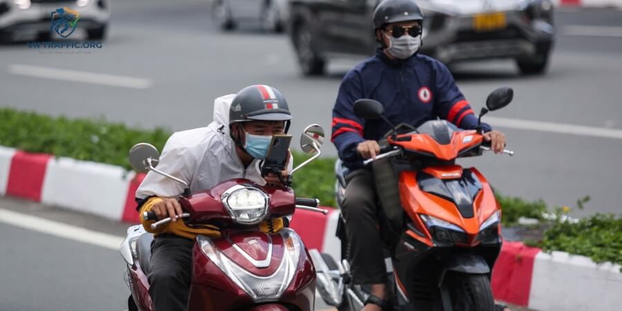 lỗi đi xe máy nghe điện thoại