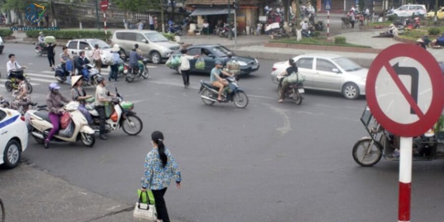 lỗi cấm rẽ trái xe máy phạt bao nhiêu tiền