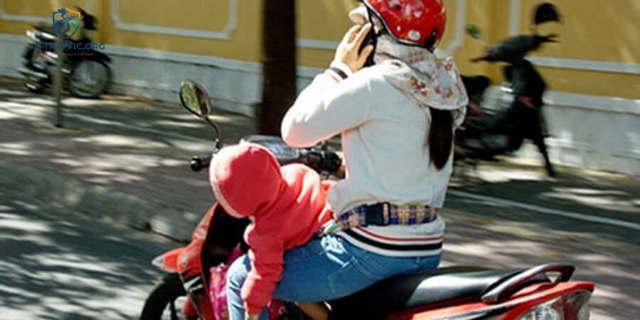 lỗi sử dụng điện thoại khi lái xe máy