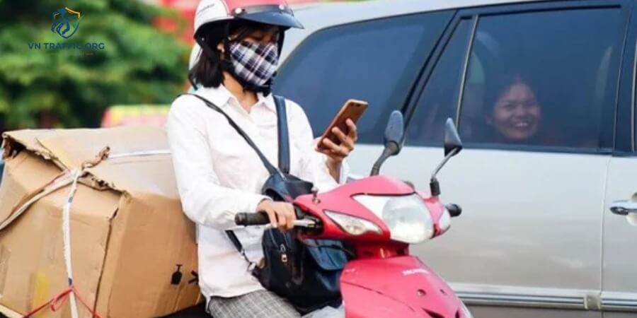 lỗi đi xe máy nghe điện thoại phạt bao nhiêu