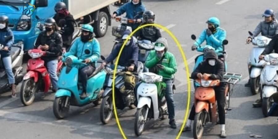 lỗi nghe điện thoại khi lái xe máy bị phạt bao nhiêu tiền