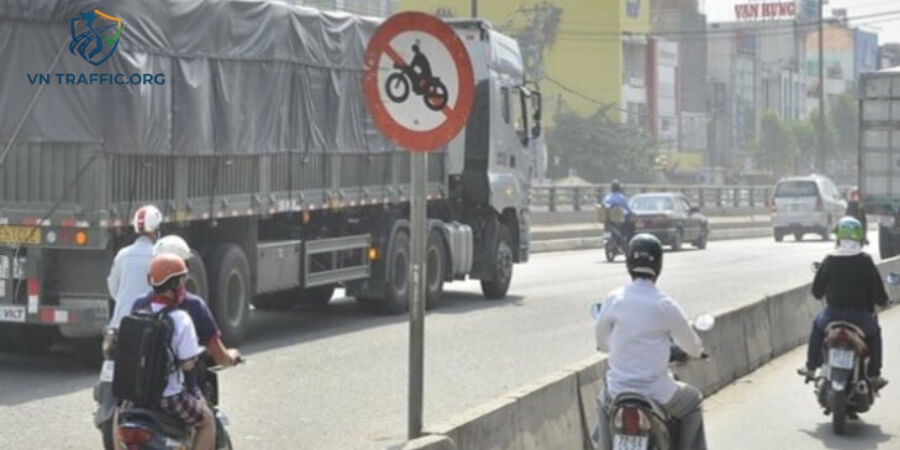 lỗi xe máy đi vào đường cấm