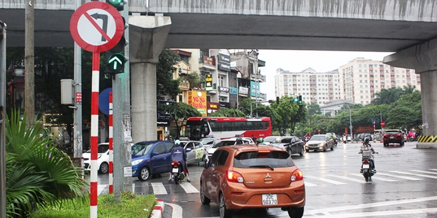 lỗi cấm rẽ trái ô tô phạt bao nhiêu