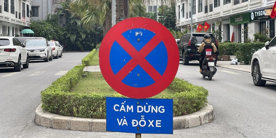 mức phạt lỗi đỗ xe ô tô trên vỉa hè