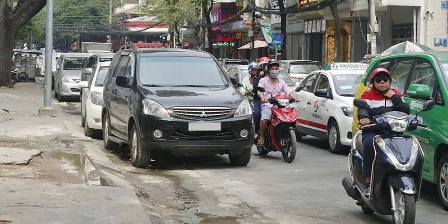 mức phạt lỗi đỗ xe ô tô trên vỉa hè