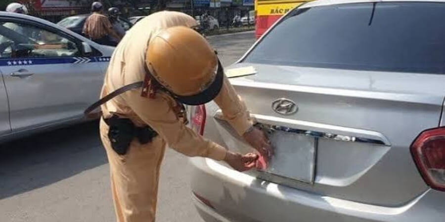 lỗi không đèn soi biển số ô tô